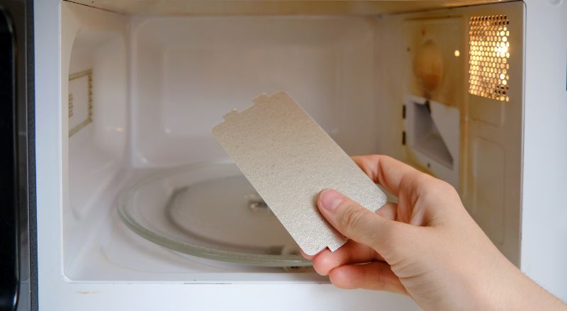 reparation d un micro ondes qui fait des etincelles en remplacant la plaque mica