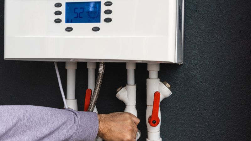 installateur mettant en service une chaudiere gaz a condensation