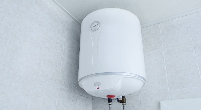 chaudiere chauffe eau electrique blanche sur le mur dans la salle de bain