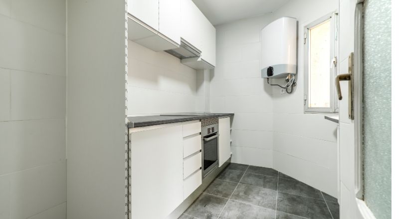 cuisine avec armoires et tiroirs nouvellement installes dans un appartement simple chauffe-eau au gaz sans cuve