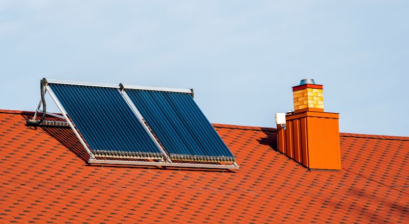 panneaux solaires sur toiture pour le fonctionnement du chauffe eau solaire