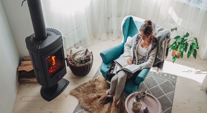 femme lisant au coin du feu