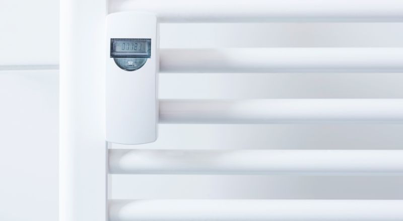 compteur d energie thermique fixe sur une seche serviettes