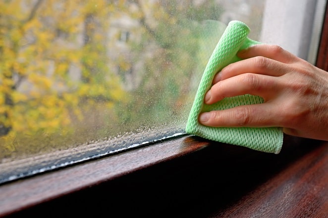 Retirer la condensation sur un vitrage