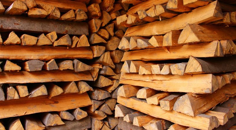 buches de bois disposees geometriquement pour bien secher