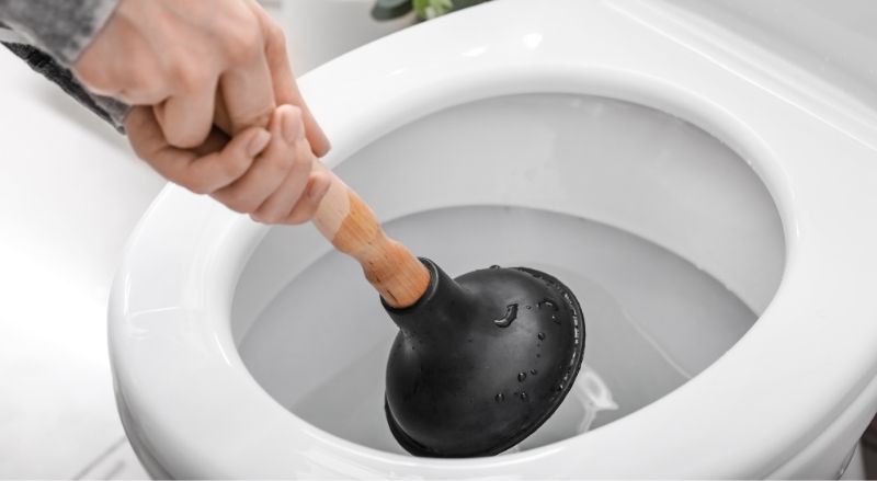 débouchage de toilettes avec une ventouse