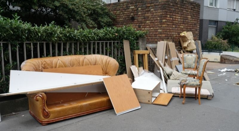 dépôt sauvage de meubles sur le trottoir