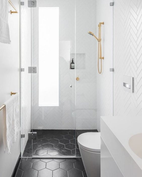 douche dans une petite salle de bain