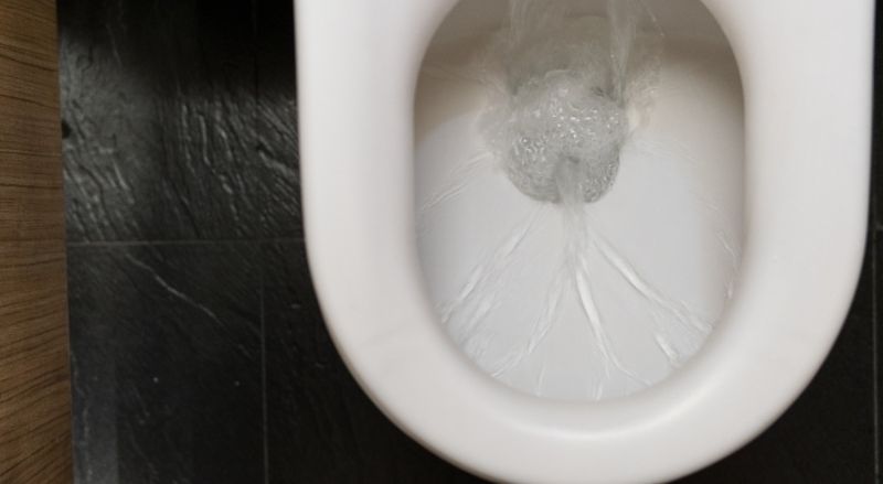 eau qui coule dans les wc