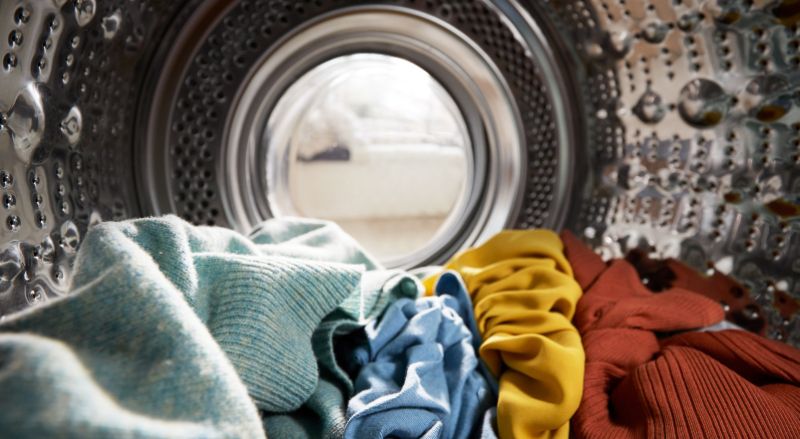 vetements secs dans un tambour de lave linge pour illustrer le fait que l eau n arrive pas