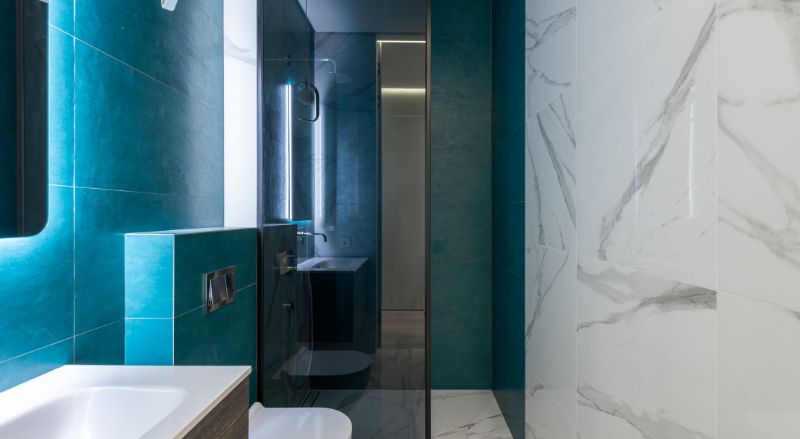 salle de bain etroite et toute en longueur avec douche a l italienne carrelage mural cyan et carrelage mural en marbre blanc