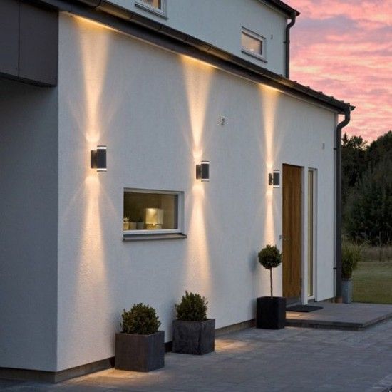 lumiere sur la facade d'une maison
