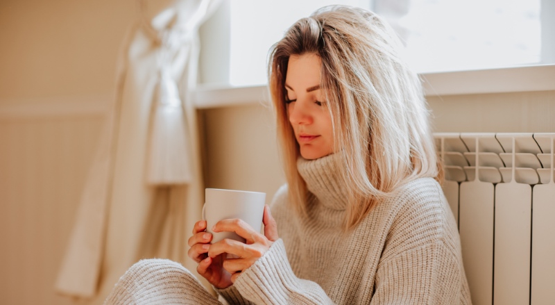 femme ayant froid devant un radiateur