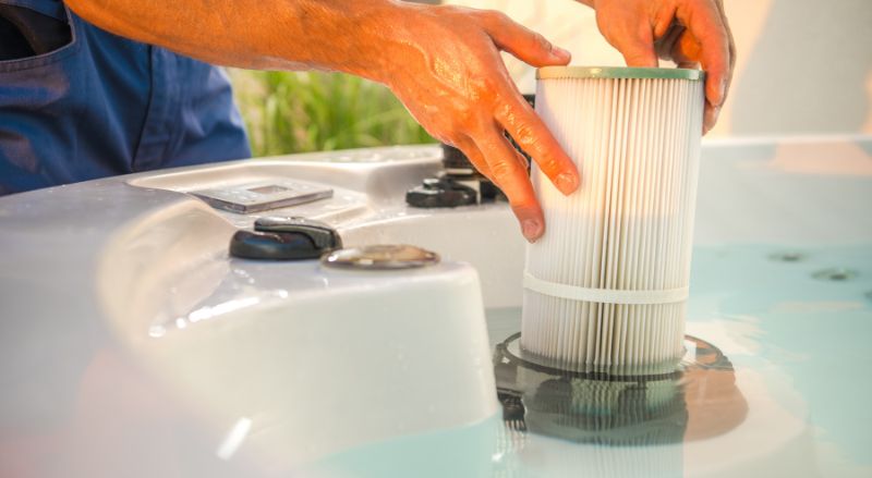 personne qui enleve le filtre d'un spa