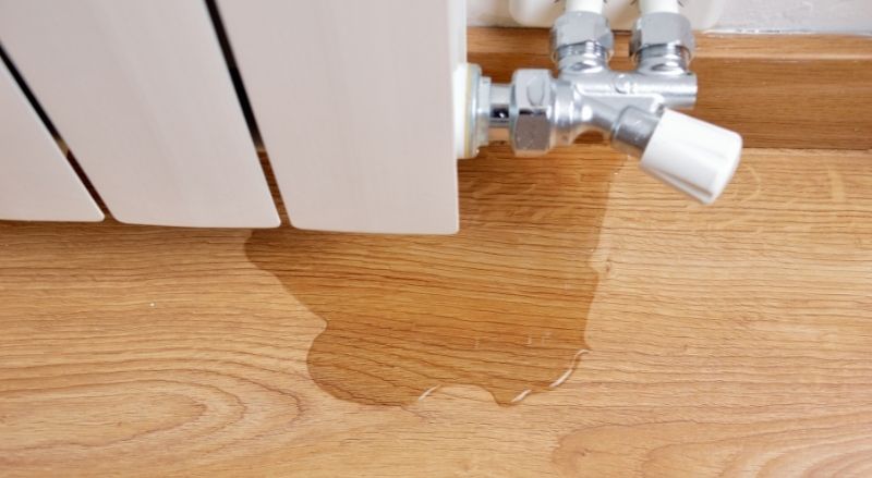 flaque d'eau sous un radiateur