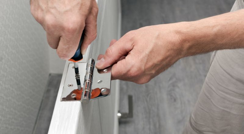 resserrage des gonds d'une porte
