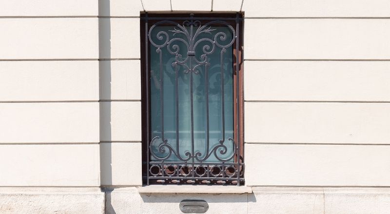 grille sur une fenêtre