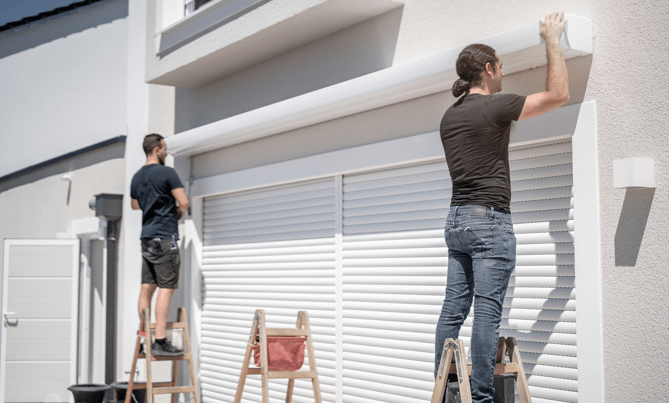 Installation du coffre d'un store banne