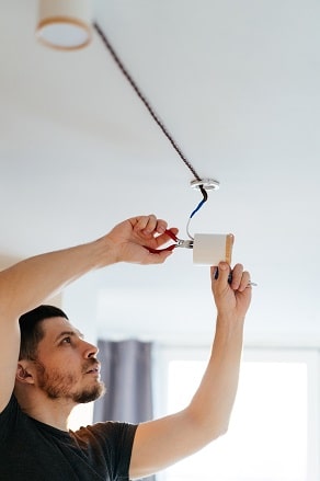 installation d'un luminaire au plafond