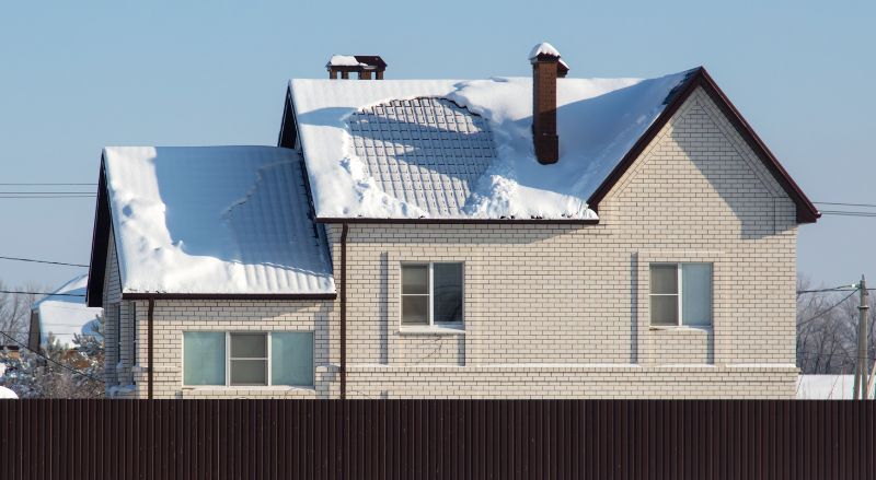 neige sur le toit d'une maison mal isolée