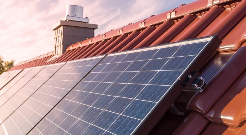 panneaux solaire thermiques sur le toit d'une maison