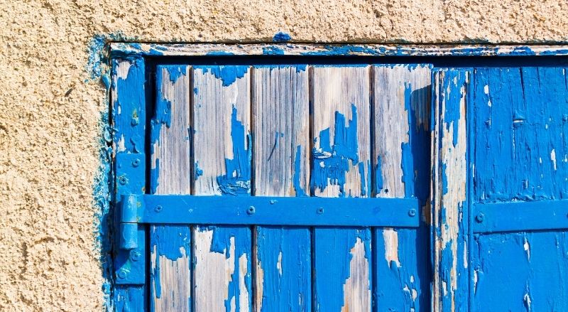 peinture écaillée sur un volet en bois