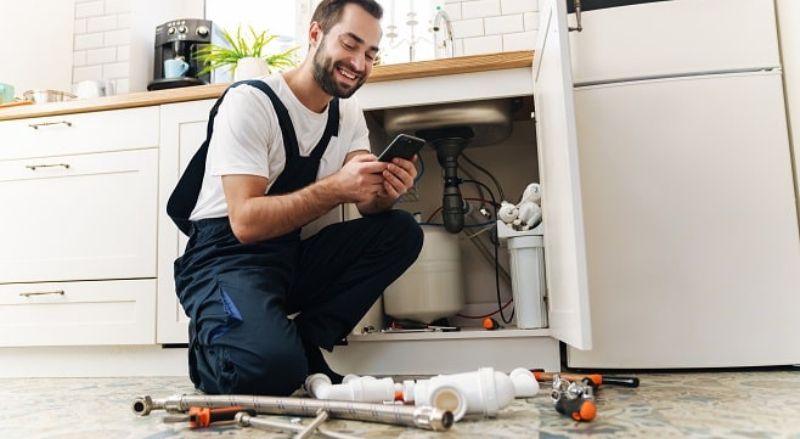 plombier qui débouche une canalisation