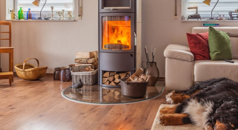 poele à bois dans un salon