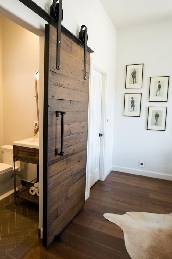 porte coulissante dans une salle de bain