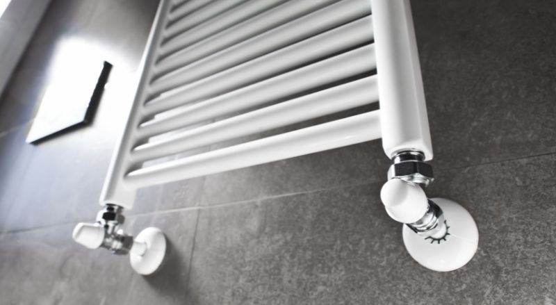 sèche-serviettes installé dans une salle de bain