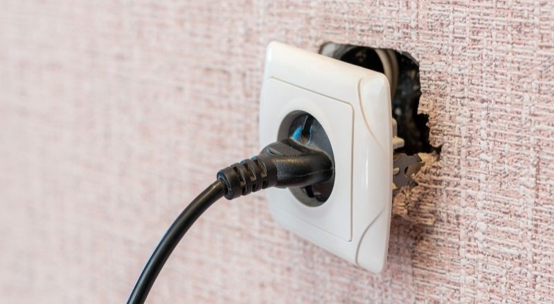 prise électrique arrachée