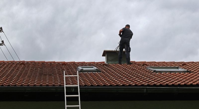 ramonage d'une cheminée par le toit