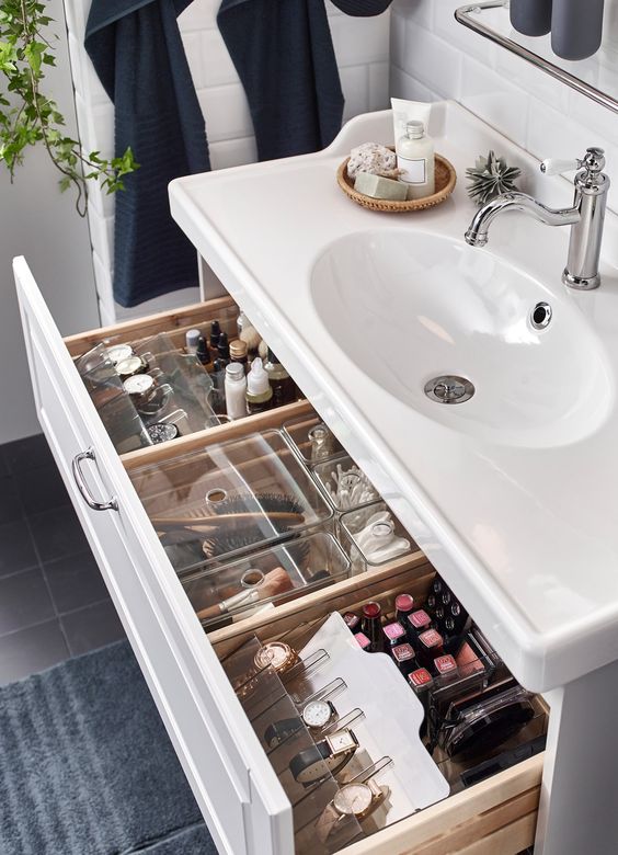 rangement dans une petite salle de bain