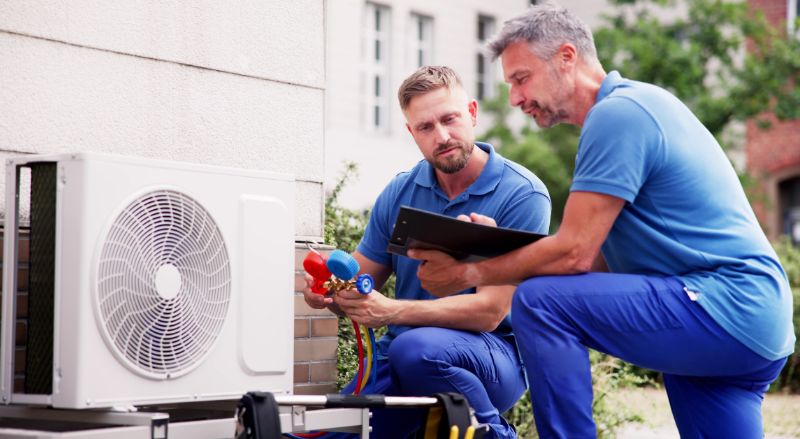 deux techniciens effectuant la maintenance dune pompe a chaleur