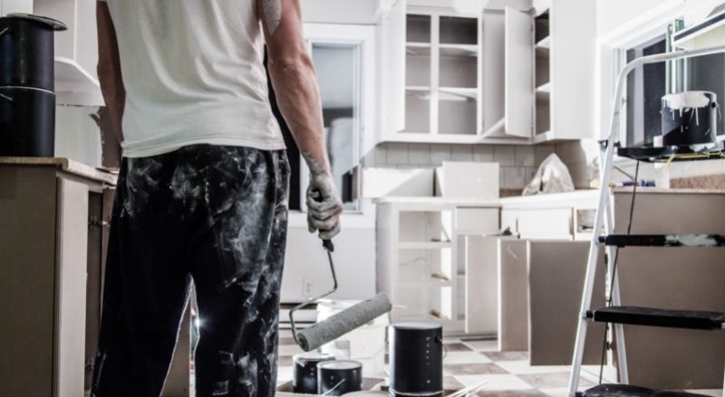 rénovation de la peinture d'une cuisine