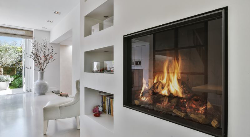 cheminee remise a neuf avec un coffrage contemporain blanc dans un salon spacieux