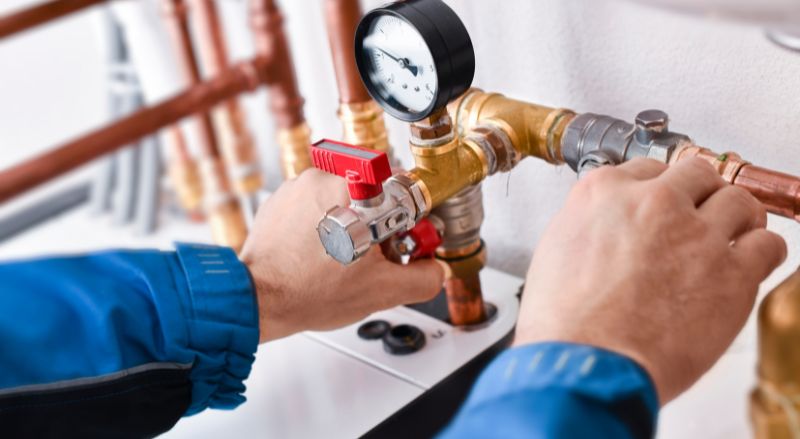 canalisation en cuivre avec montre de pression