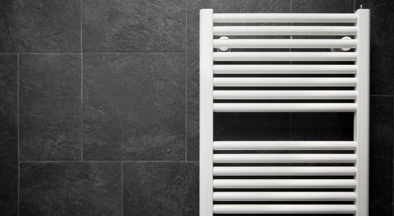 sèche-serviettes dans une salle de bain