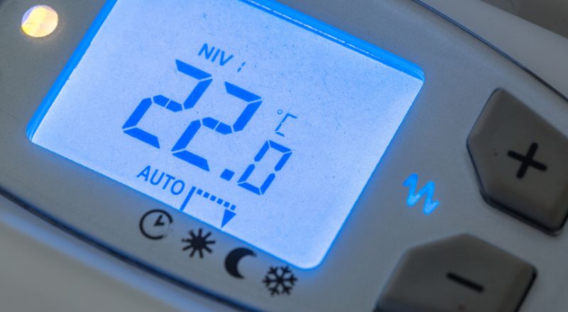 ecran numerique radiateur electrique avec les symboles pour ajuster la temperature de la piece