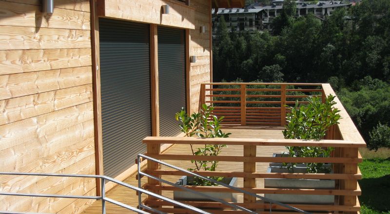 volets roulants noirs en position abaissee sur un balcon avec acces par escalier