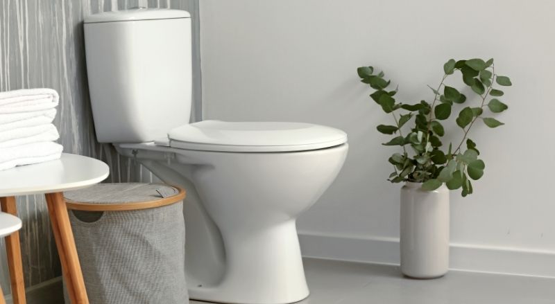 toilettes dans une salle de bain
