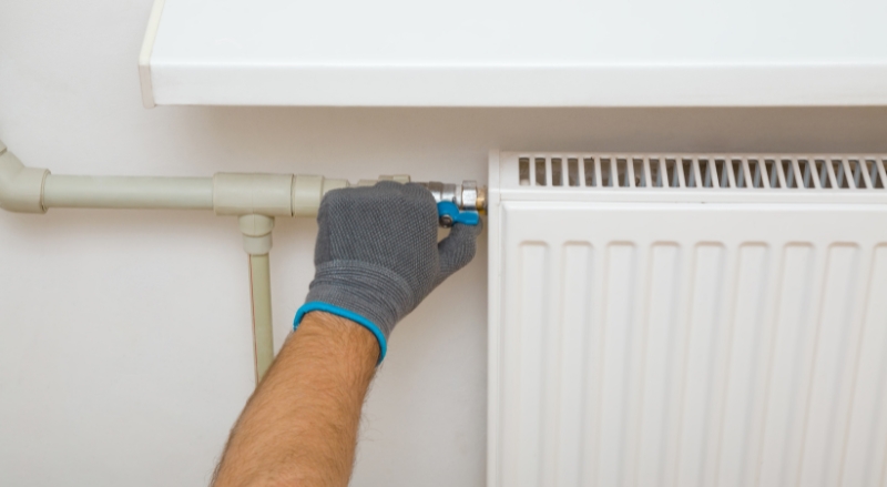 tourner la vanne d'un robinet de radiateur