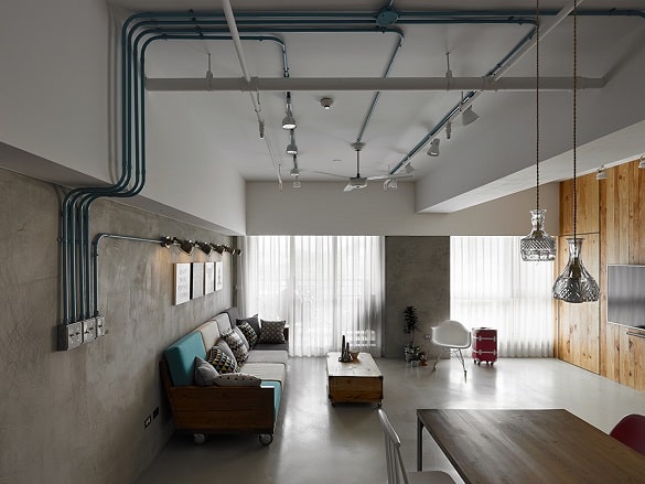 Tuyaux apparents peints dans un appartement