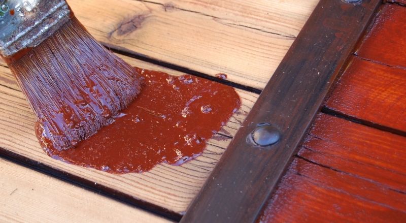 peinture d'un volet en bois