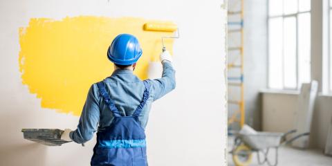 Peintre professionnel en train de peindre un mur en jaune