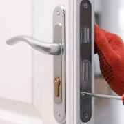 Ouverture d'une porte blindée claquée